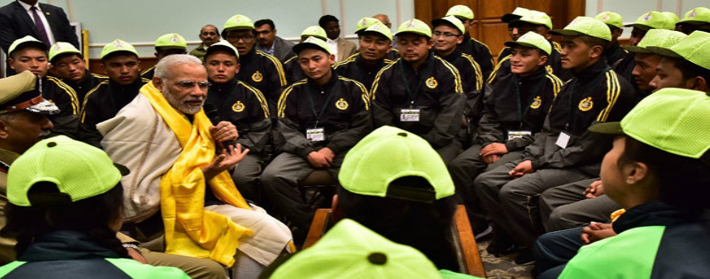 pm narendra modi ne ladakh ke football players or north sikkim ke students se mulakat ki